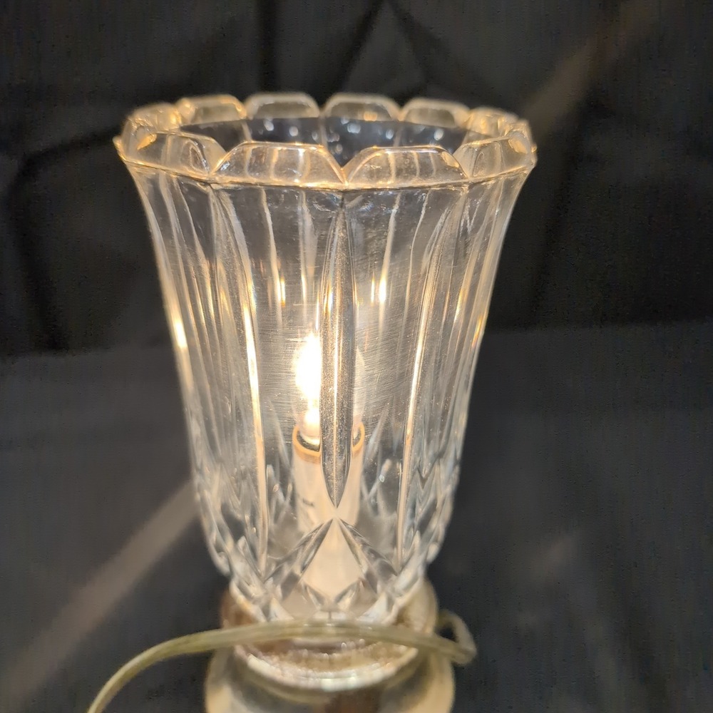 Vintage Electric Hurricane Accent Lamp Clear Cut Glass Silver Base - Picture 4 of 8
